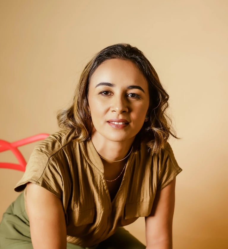 Advogada Diana Guedes senta olhando para frente