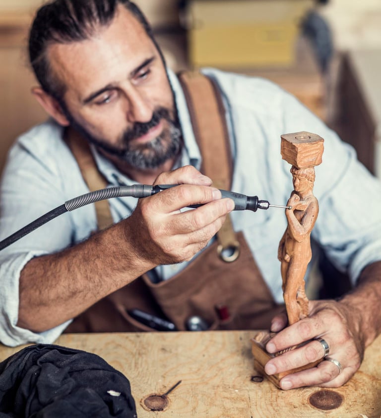 Ebéniste travaillant sur une pièce de bois à restaurer