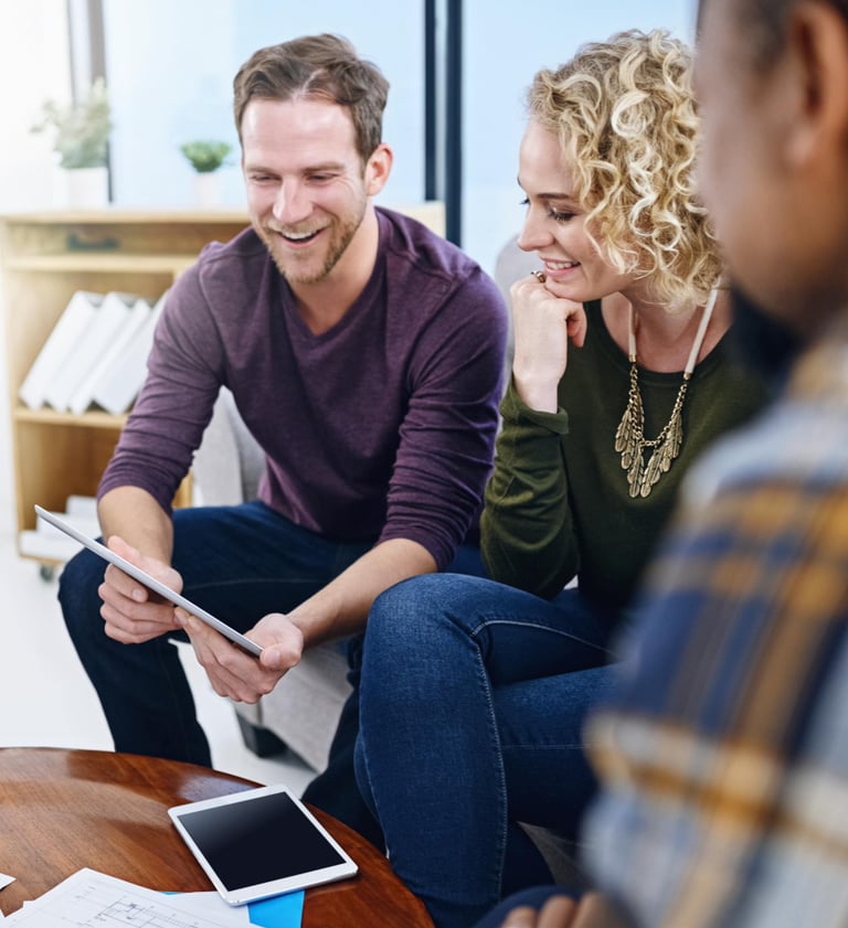 Atmosphère collaborative avec des équipes diversifiées.