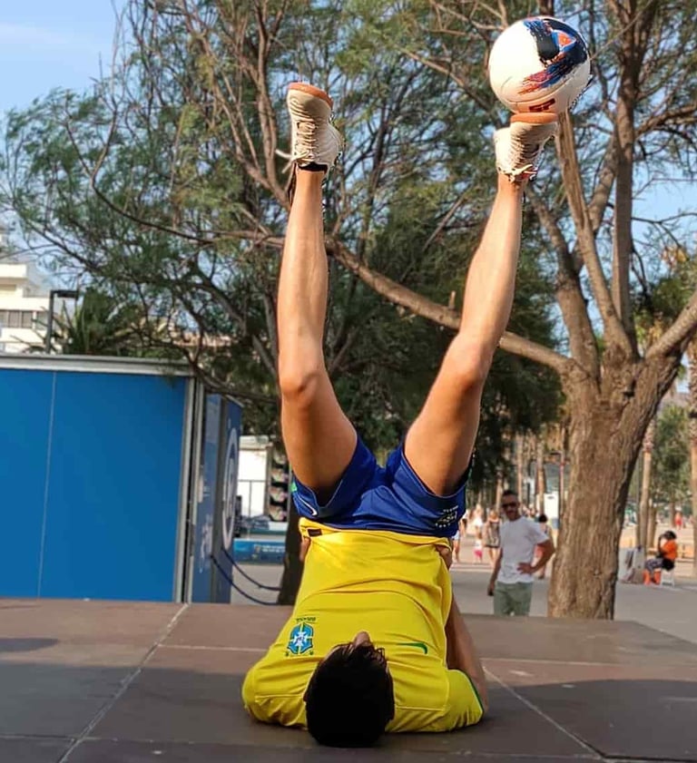 Espectáculo de fútbol freestyle con freestyler profesional en evento infantil
