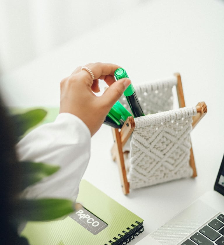 Elemento de oficina artesanal elaborado de macramé