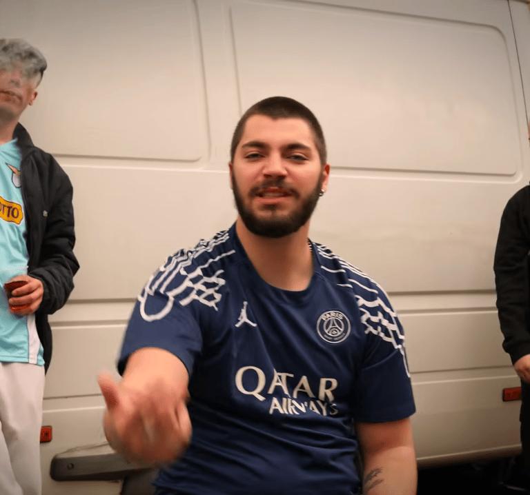 LOBO VNF, AIM J e SAGUI no videoclipe Tou Barato gravado numa feira de rua