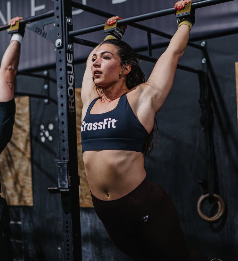 Jeune femme en plein entraînement dans une salle de sport située à Lescar, près de Pau.