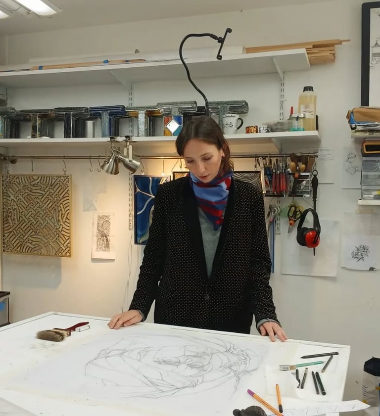 Portrait de Edith Théret dans son atelier