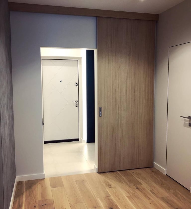 Drzwi przesuwne z powloka dekoracyjna