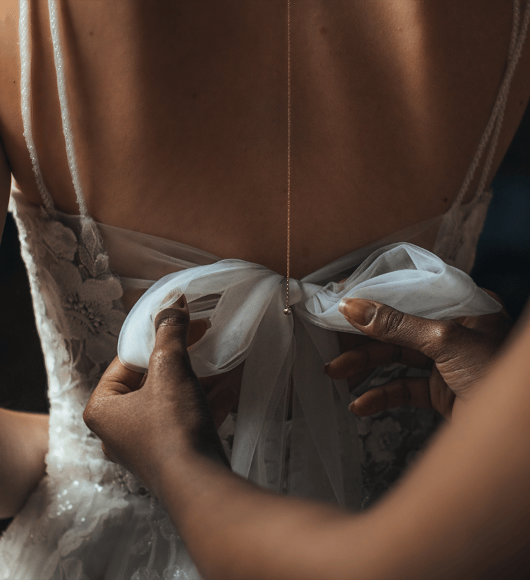 Témoin aidant la marié à se préparer