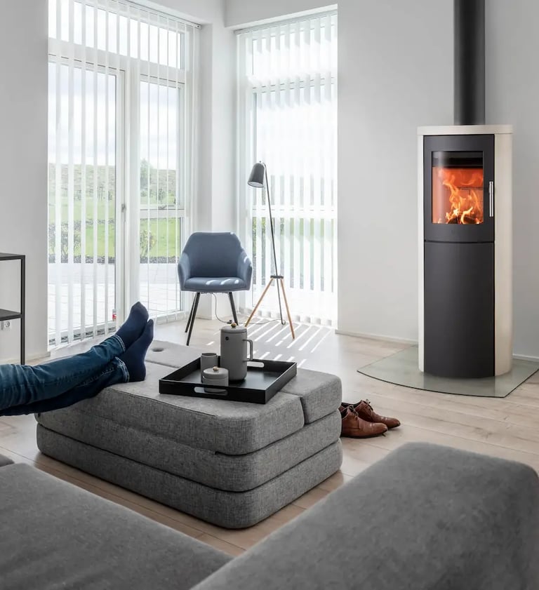 poêle à bois détente devant un feu