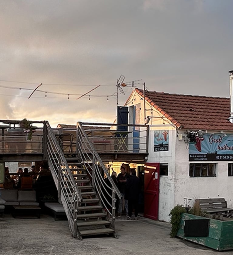 Le restaurant et la terrasse du Bar a 8