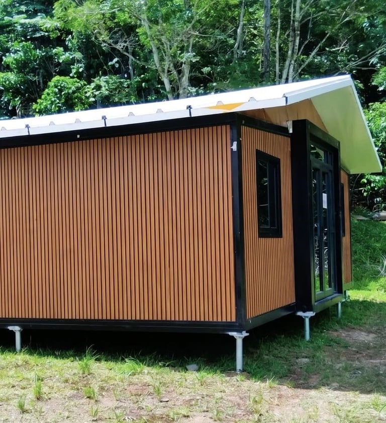Maison container installée sur fondations légères et robustes.