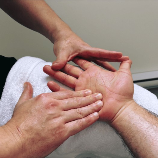 Manipulation thérapeutique de la main avec Active Release pour améliorer la mobilité.