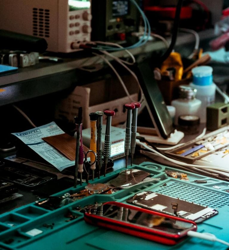 Destornilladores de precisión y herramientas sobre una alfombrilla de reparación de dispositivos