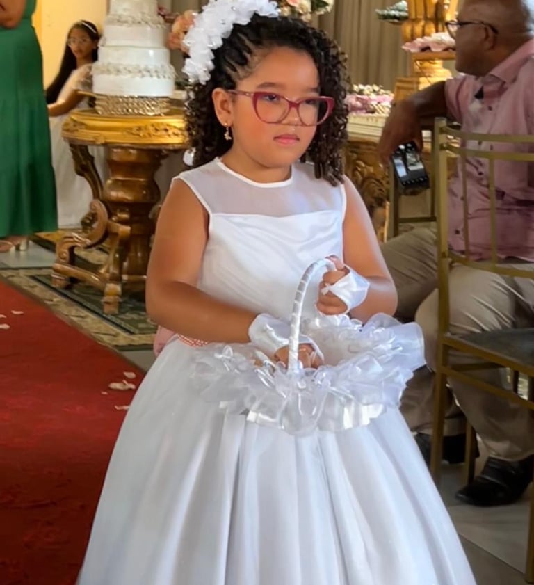 Daminha de 9 anos Florista vestido  prata em um cerimônia casamento elegante