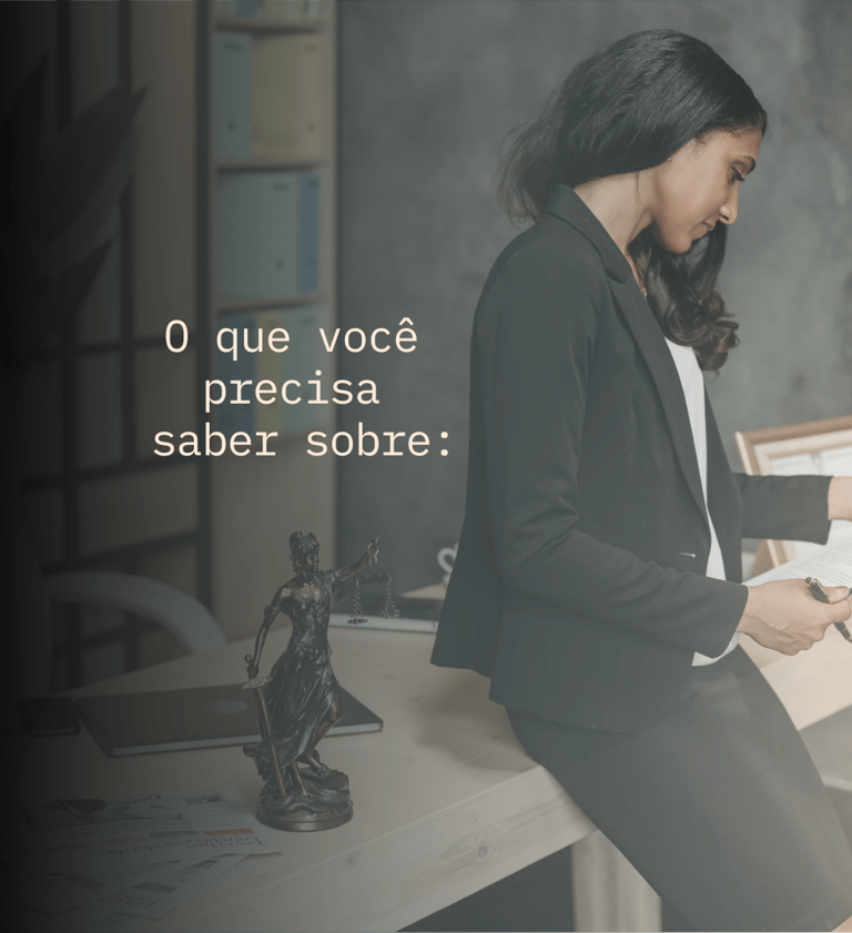 Advogada lendo em seu escritório