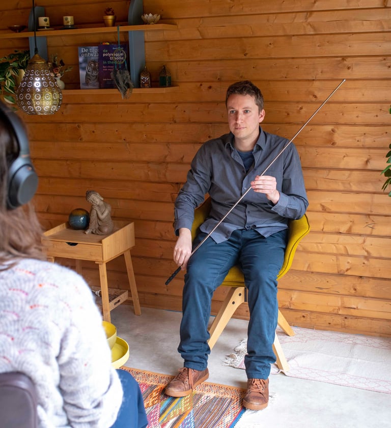 Rustige therapieruimte in Huldenberg voor Brainspotting sessies, gericht op stress en trauma.