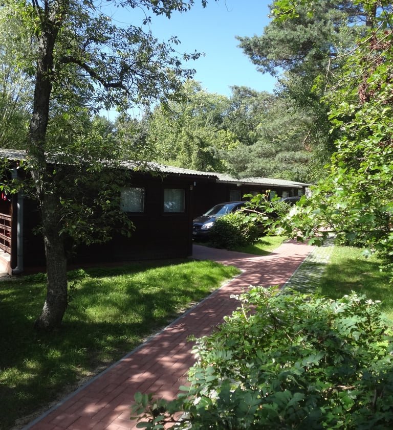 Domek letniskowy w otoczeniu zieleni