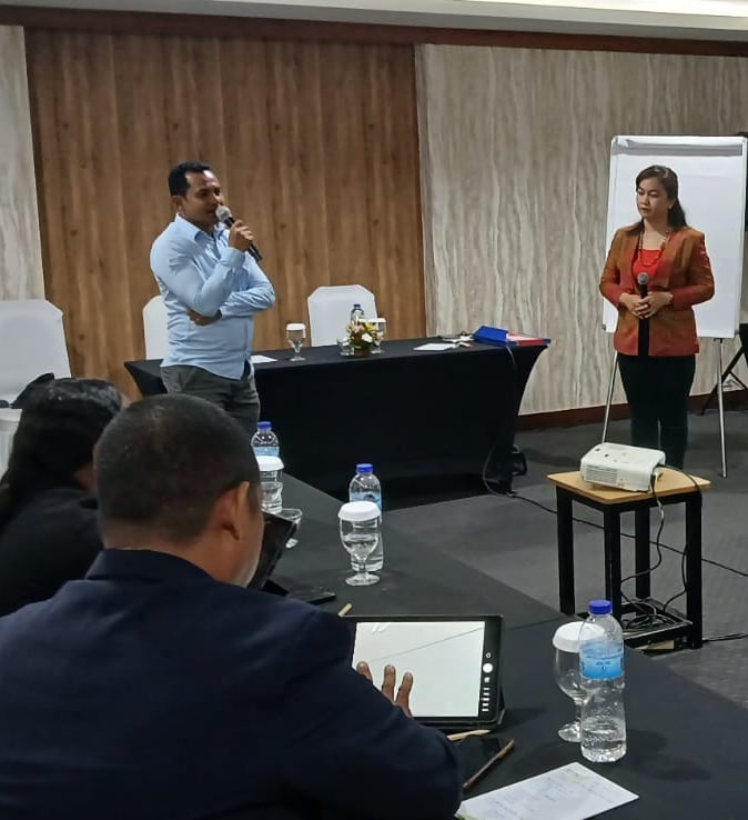 Lecturer Kicking Off a Session at Landi Institute