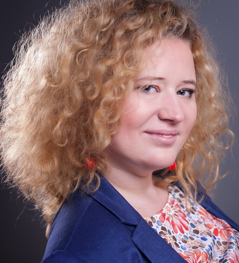 Anna Sowińska, Doradca zawodowy, coach kryzysowy, kręcone włosy