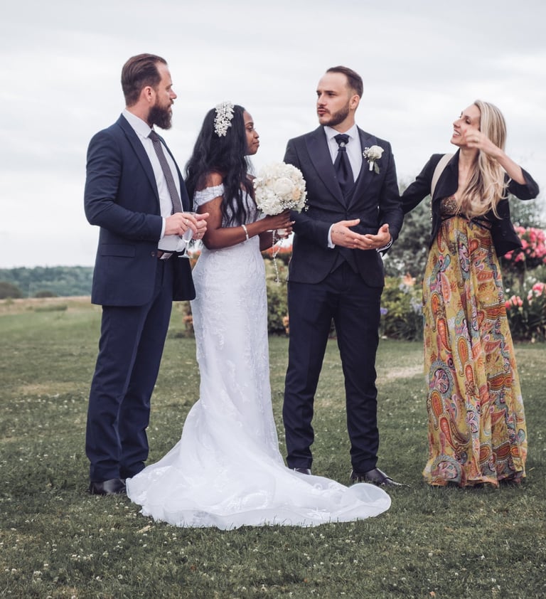 photo des mariés avec leurs invités