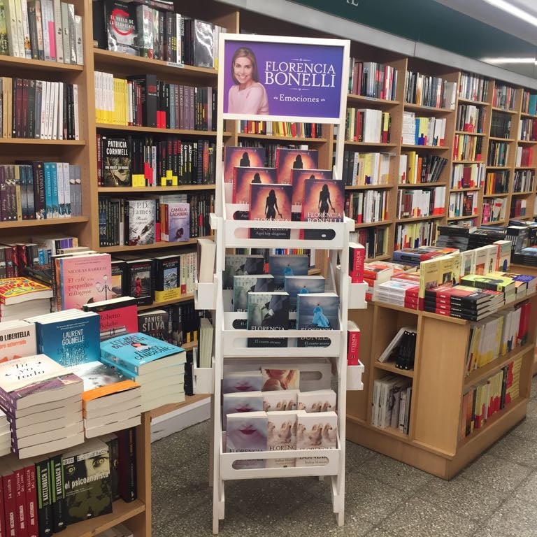 Exhibidor en madera para lanzamiento de libro emociones de Florencia Bonelli. Penguin Random House.