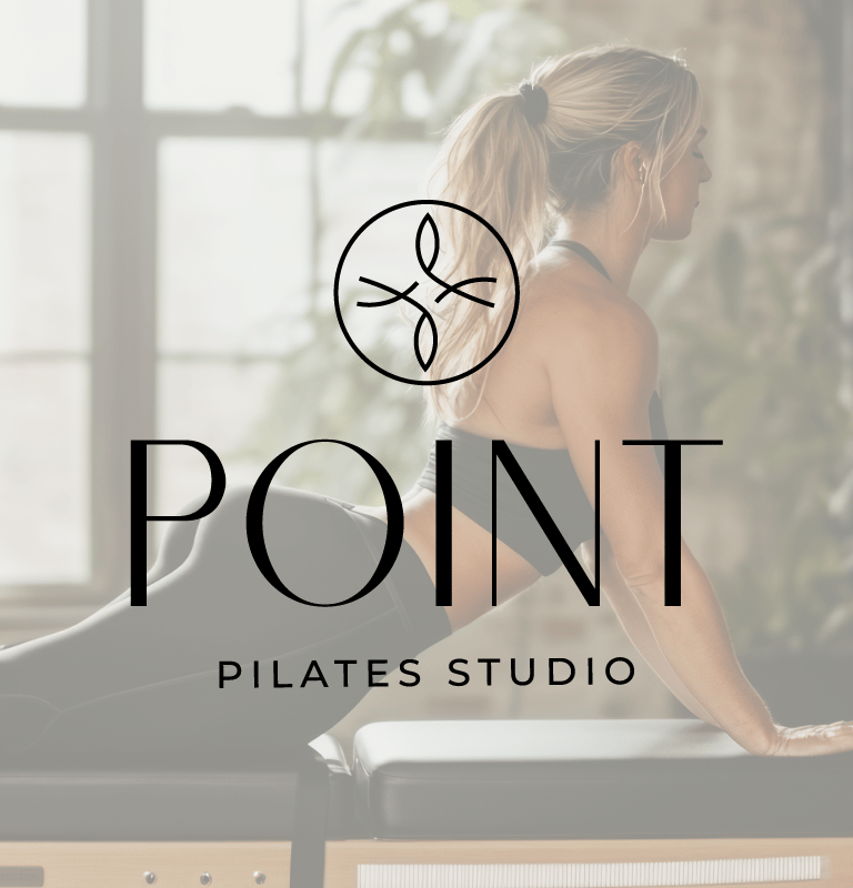 Logo Point Pilates na tle ćwiczącej kobiety