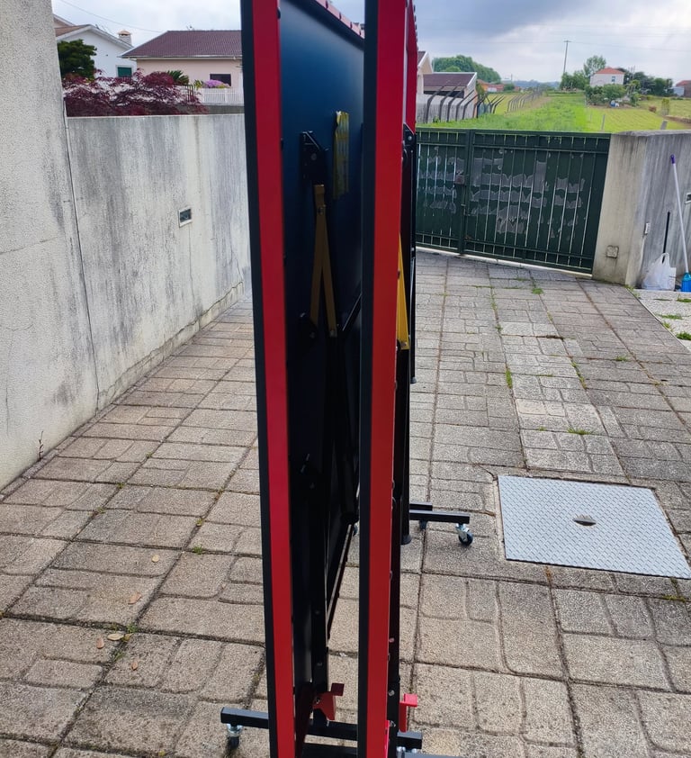 Mesa de ténis TOPGIM Training dobrada de lado com rodas visíveis no exterior