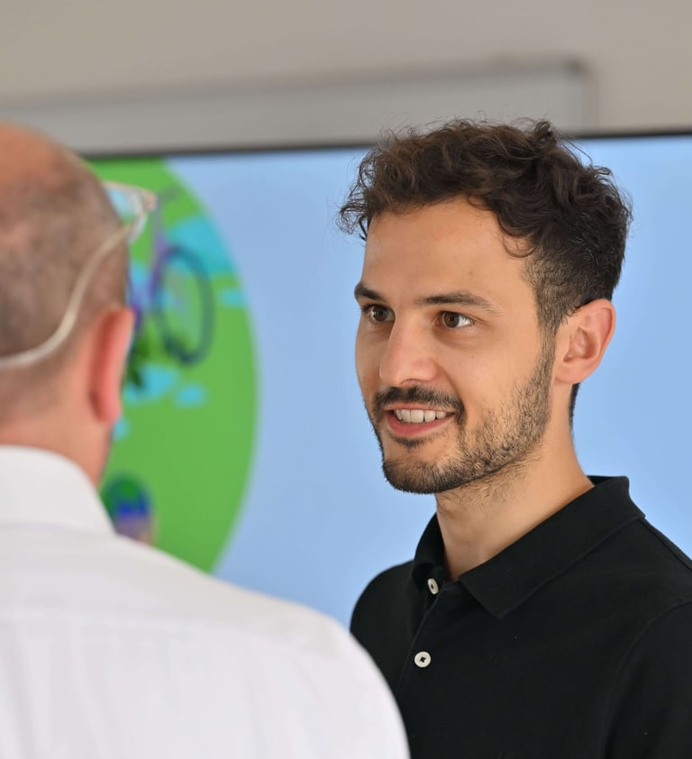 Experte für Klimapsychologie Fabian Hirt in einer Beratung