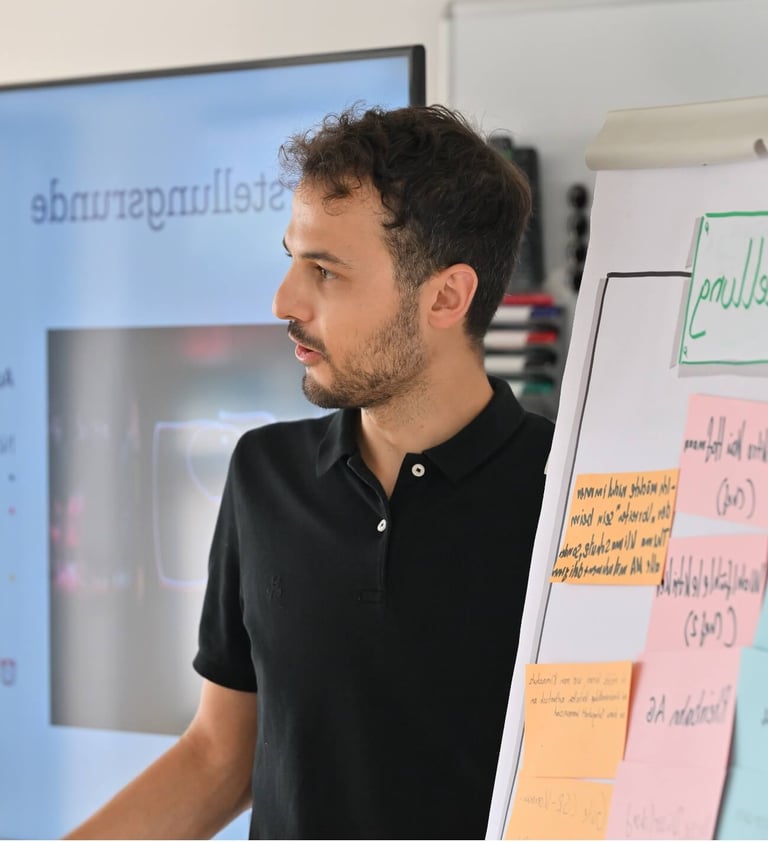 Klimapsychologe Fabian Hirt bei einem Workshop zu Klimapsychologie für Unternehmen
