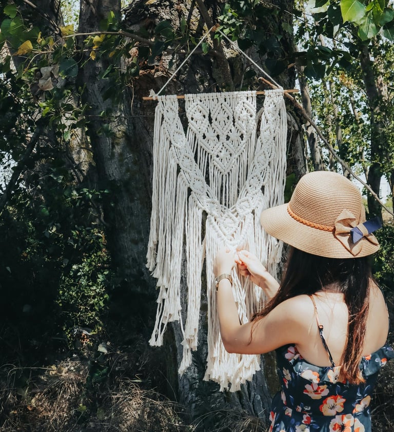 chica en el taller de macramé haciendo un arreglo para pared