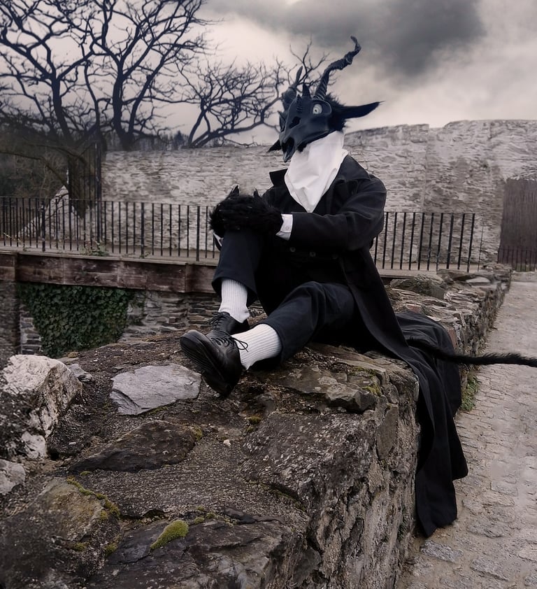 Cosplay costume: Sensei from Totsukuni No Shoujo (Siúil, a Rún) | Vladdi Cosplay