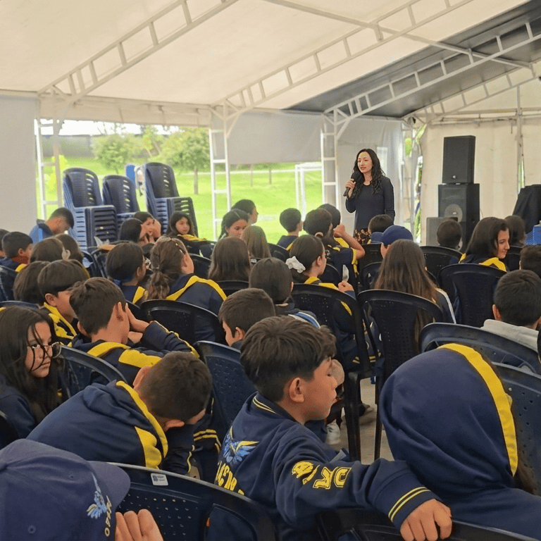Grupo de estudiantes en una carla de ansiedad grupal dirigida por una Psicologa