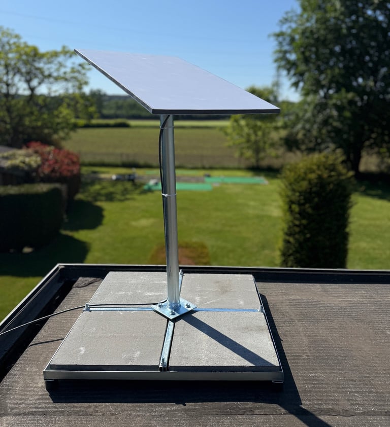 Starlink sur un pied au sol et  une plate forme