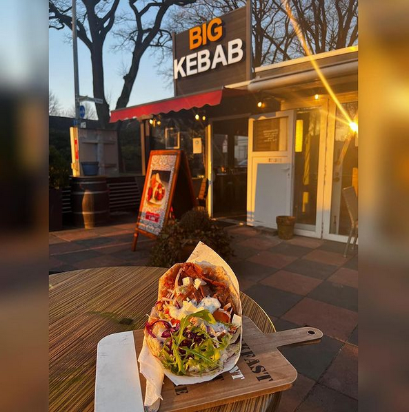 Frischer Döner im Außenbereich von Big Kebab
