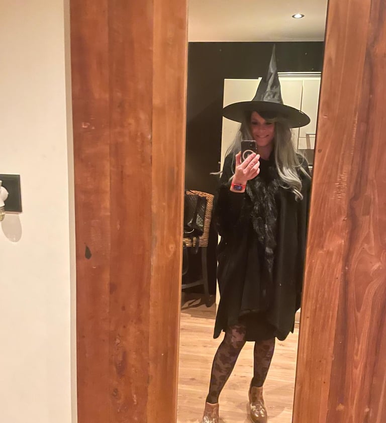 vrouw verkleed als heks