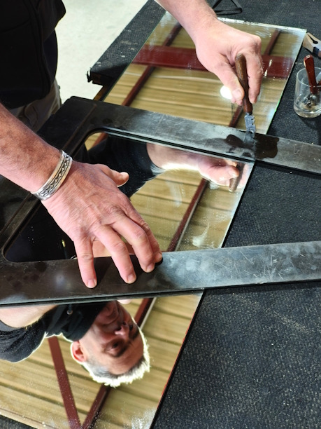 Artisan miroitier découpant un miroir sur mesure à l'atelier – BL Miroiterie, Aniane Hérault