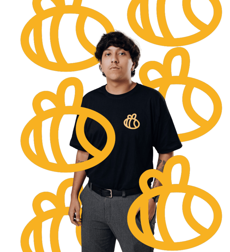 Foto do Diretor e CEO, Enzo, cercado por abelhas.