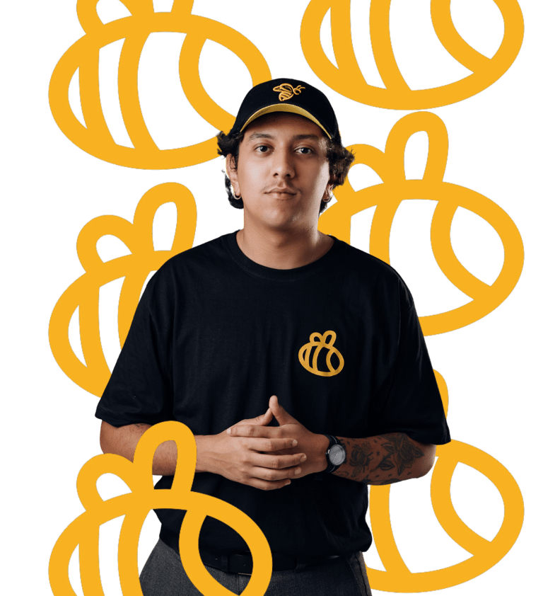 Imagem do diretor e CEO, Enzo, cercado de abelhas