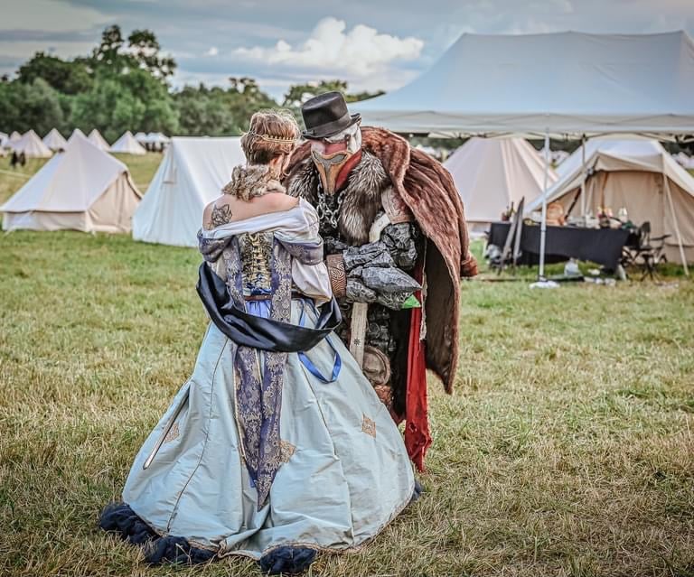 Création unique de robe de bal pour une princesse discutant avec un golem