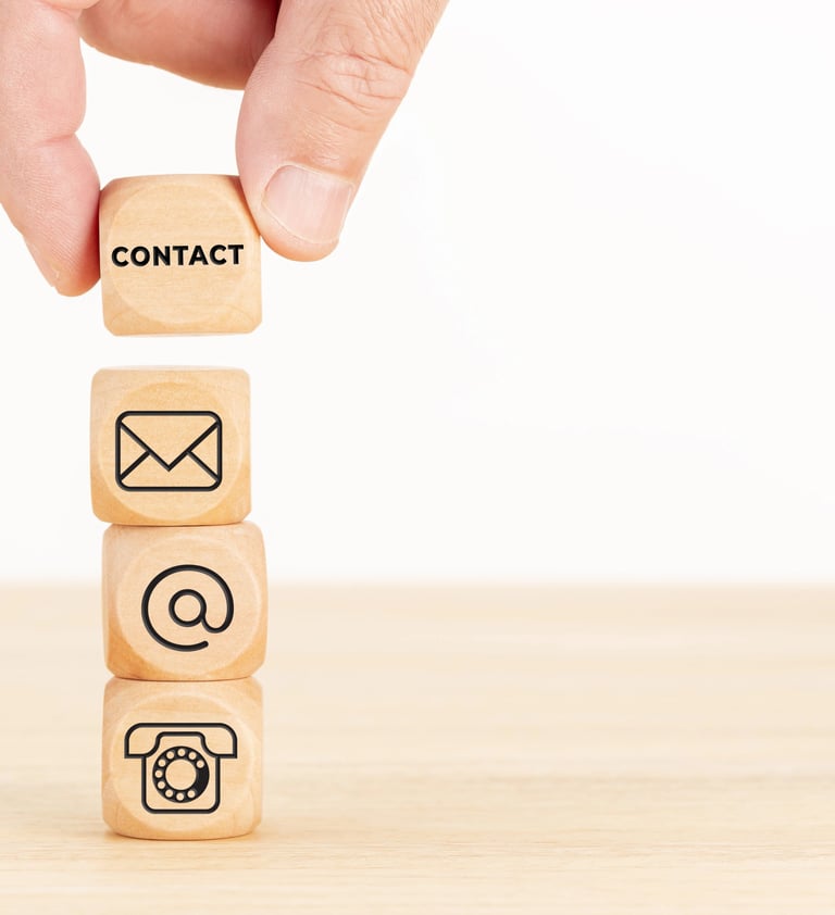 Icônes de contact sur des cubes en bois.