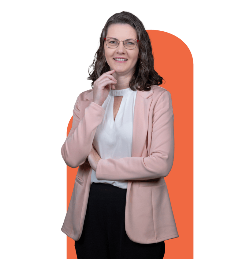 Foto de perfil da Michelli usando blazer rosa e uma calça preta.