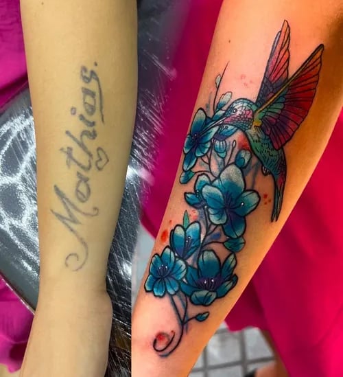 Cover-up de nombre antiguo con colibrí y flores realizado por Steven Aguirre en Valencia