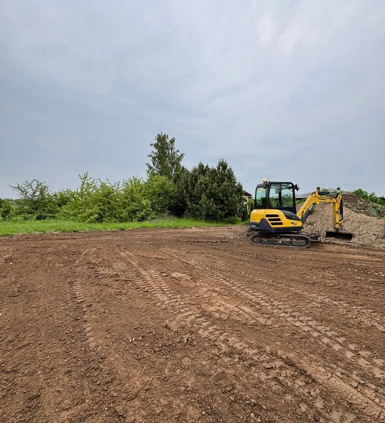 sklypo formavimas mini ekskavatoriumi, sklypo lyginimas