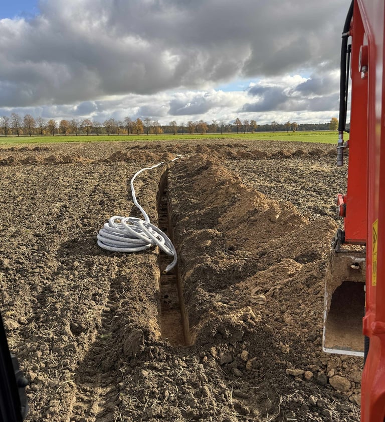 drenazo transeja, kasama transeja pakloti drenazini vamzdi, sugertu stovinti vandeni nuo lauku