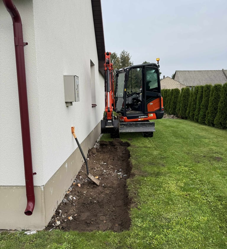 pamato atkasimas apsiltinimui, siltinimui, nukasamas juodzemis tiek kiek reikes pamato siltinimui