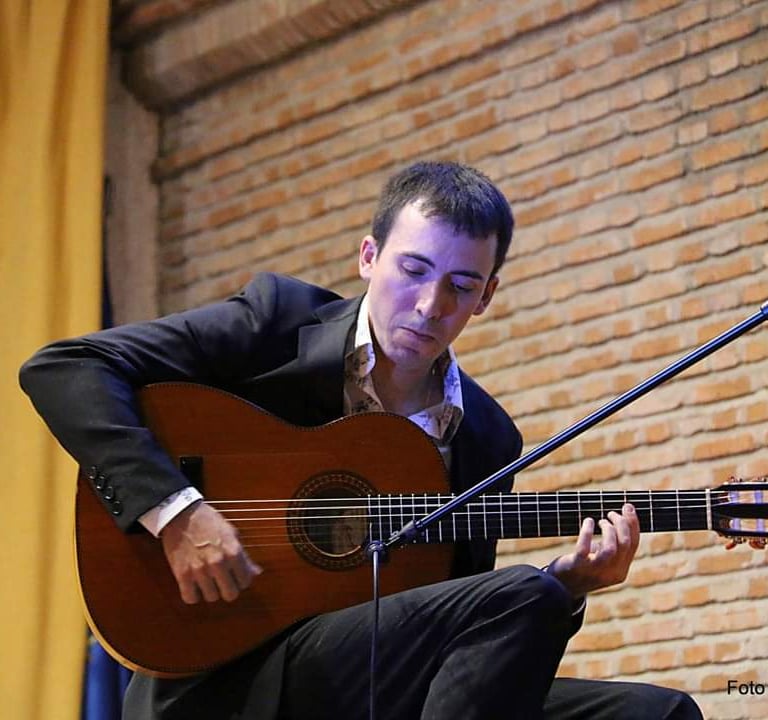 Paco Lomeña en un concierto en el Colegio de médicos de Málaga.