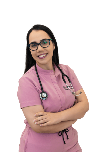 Imagen de la Dra. Arlenis Guzmán, gastroenteróloga, sonriendo con su estetoscopio, utilizada en su sitio web