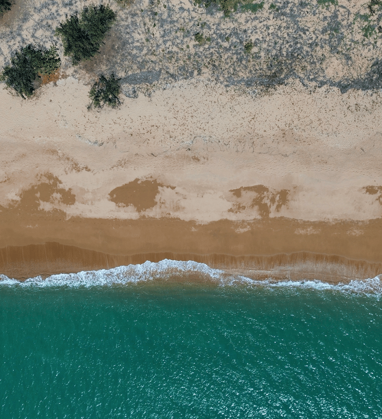 Playa de arena y agua cristalina vista desde arriba