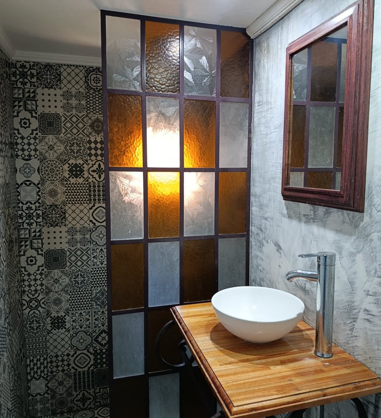 Baño moderno con ducha y lavabo