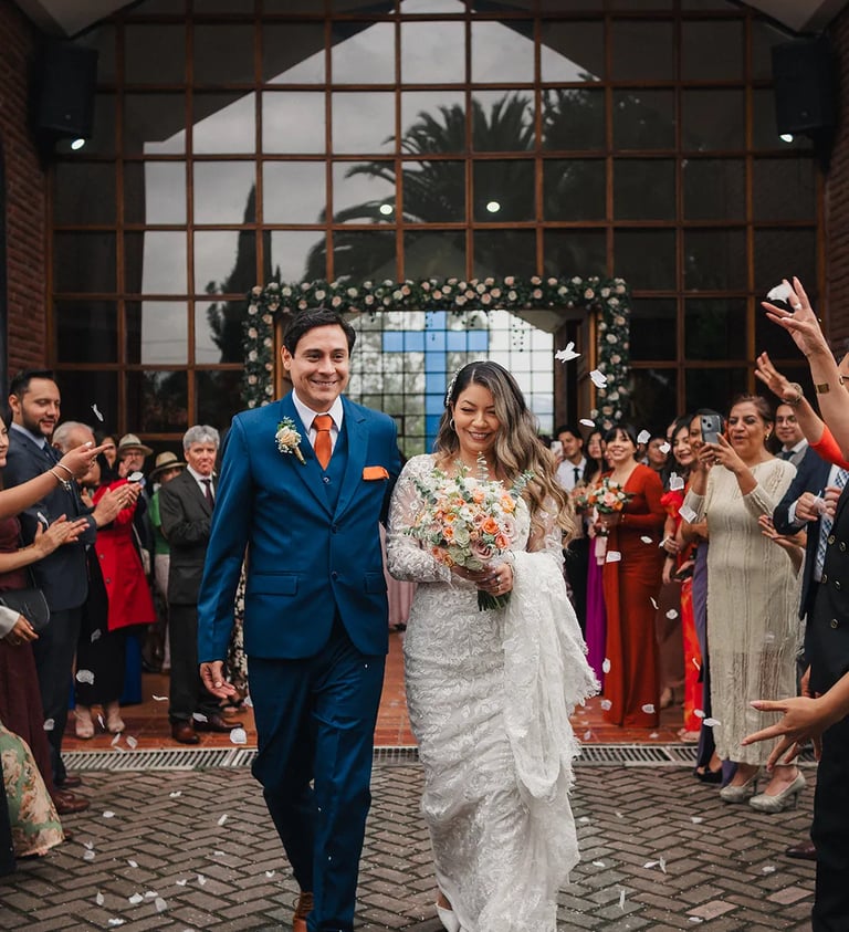 Recién casados salen caminando en su boda en Tumbaco Quito
