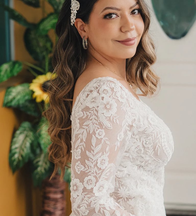 Retrato cercano de novia con vestido bonito y ambiente cálido en Quito, Ecuador