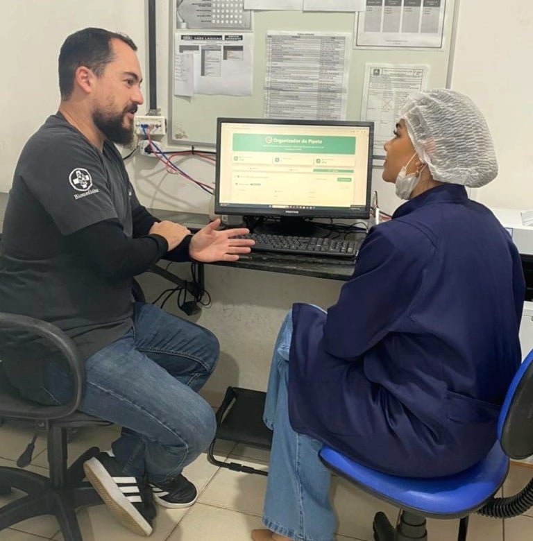 Biomédico Ariéu Azevedo Moraes explicando aplicativo 2